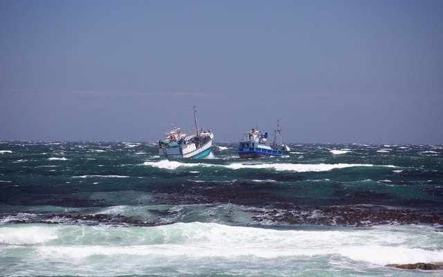 Gansbaai Bote staan saam in nood 2